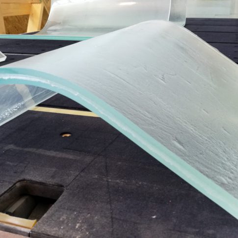 Gamba di un tavolo di grosse dimensioni, costituita da due lastre di vetro stratificato in vetro fusione.